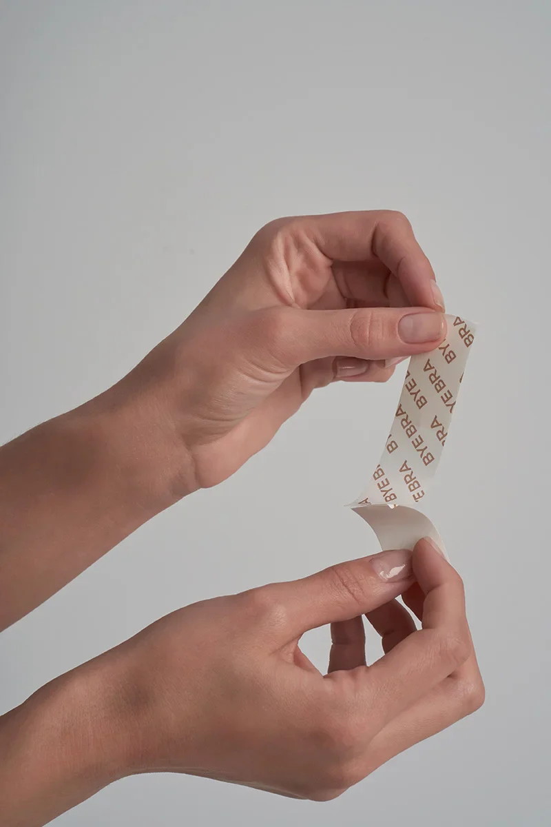 ByeBra - Boîte de ruban adhésif transparent pour robe – Image 6
