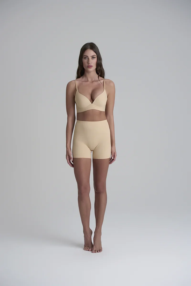 ByeBra - Culotte gainante invisible à maintien léger beige – Image 4