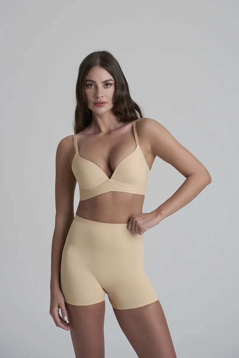 ByeBra - Culotte gainante invisible à maintien léger beige – Image 3