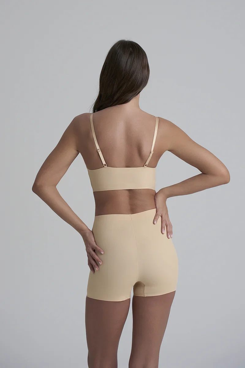 ByeBra - Culotte gainante invisible à maintien léger beige – Image 5