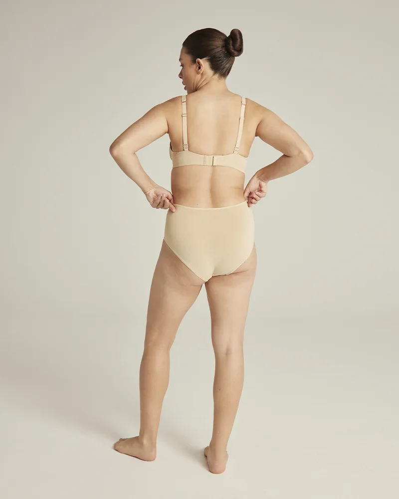 Nudea - Culotte taille haute extensible couleur chair claire – Image 5