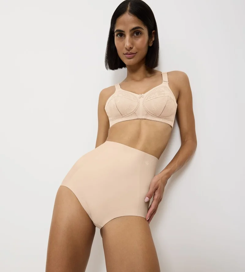 Triumph - Culotte taille haute gainante Medium Shape Series Beige nude – Image 3
